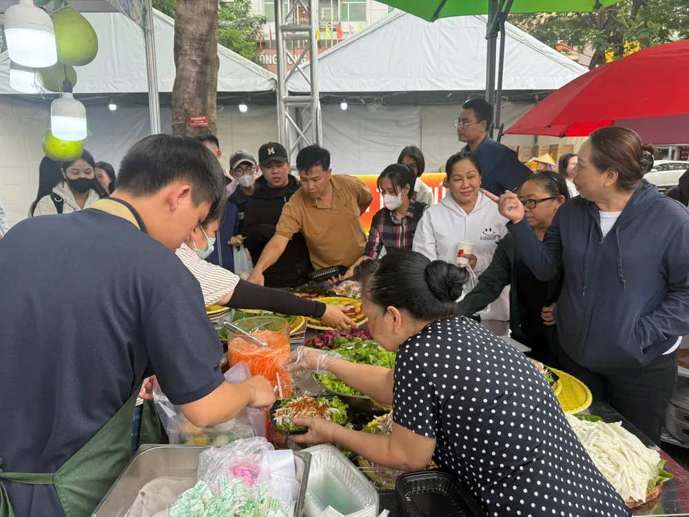 Người dân thưởng thức....jpg