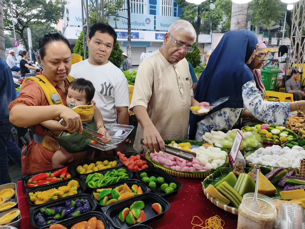 Khách quốc tế tìm hiểu ẩm thực chợ Bình Tây.jpg