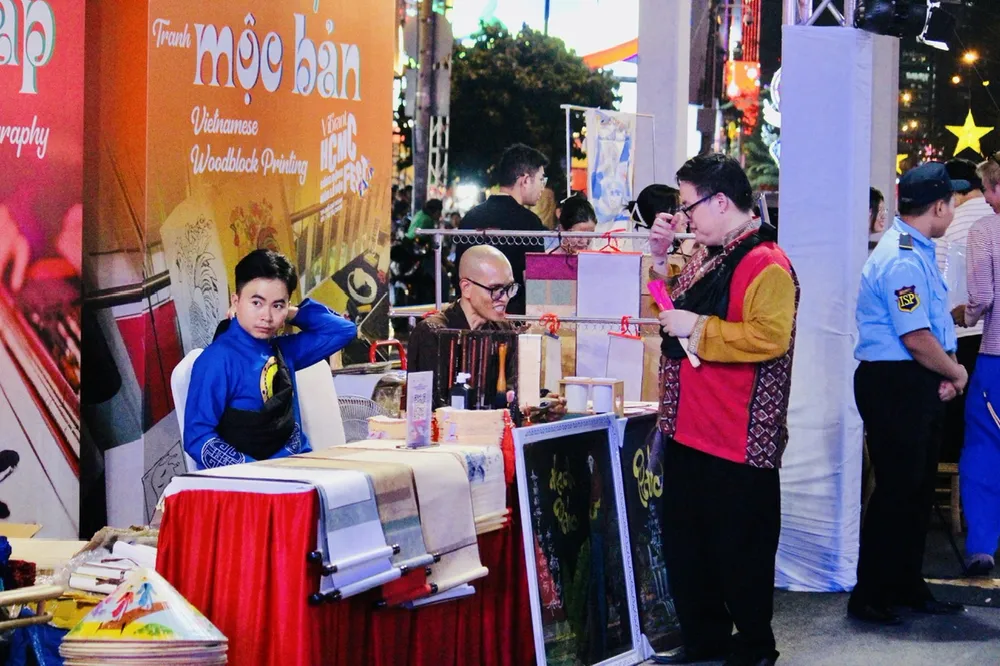 Khách tham quan gian hàng tối 5.12.jpg