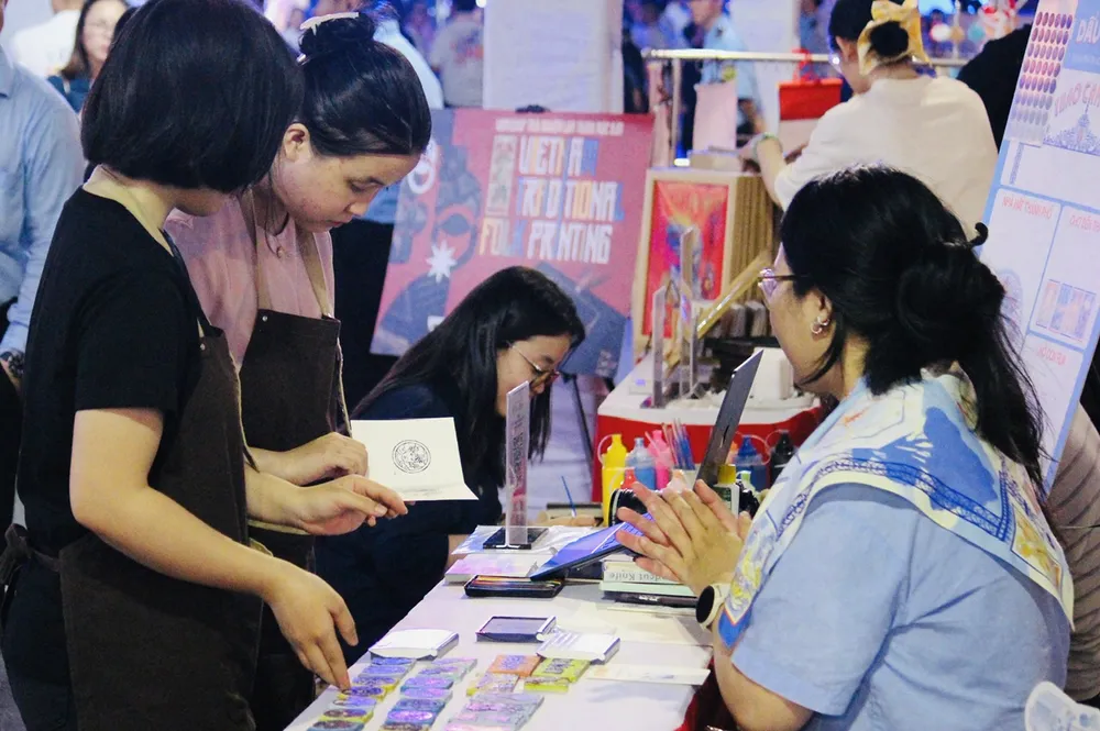 Khách tìm hiểu sản phẩm tối 5.12.jpg