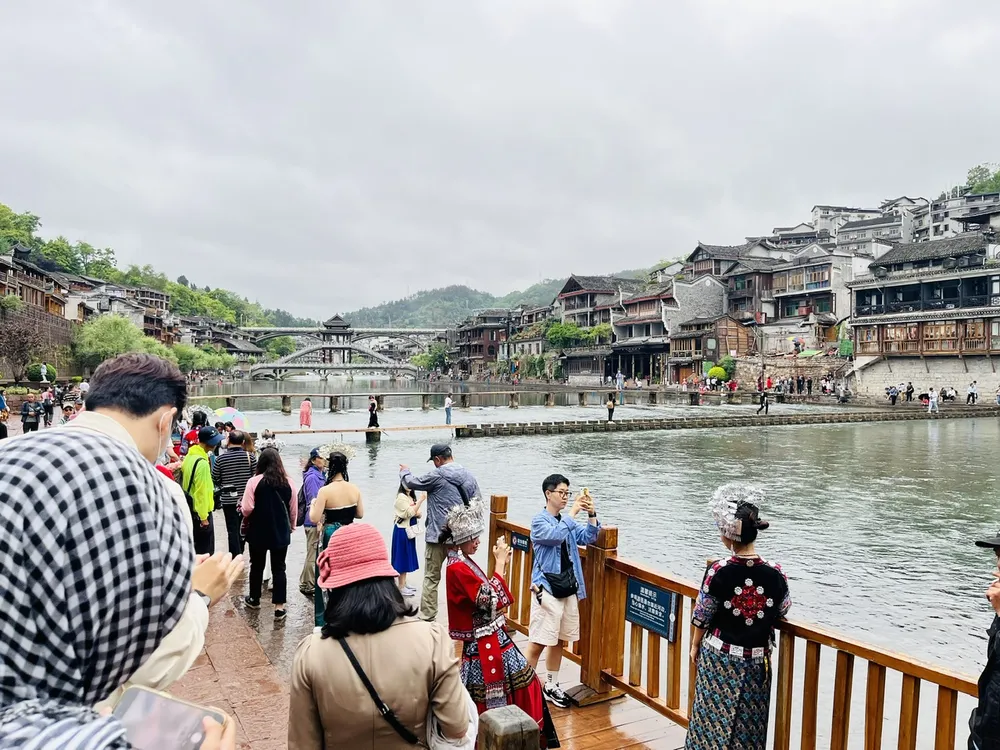 Phượng Hoàng Cổ Trấn.jpg