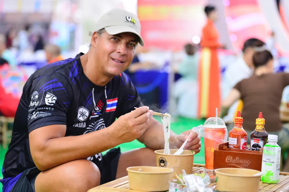 Khách quốc tế thưởng thức Phở.jpg