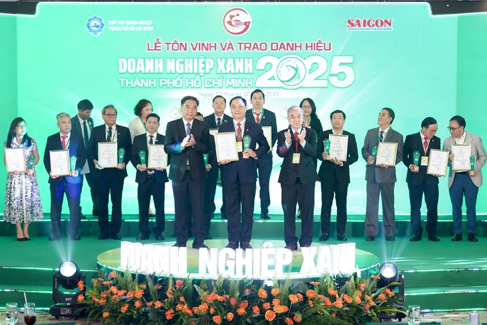 Ông Nguyễn Thanh Nhã, Phó Tổng Giám đốc, đại diện lãnh đạo EVNHCMC, đón nhận danh hiệu Doanh nghiệp Xanh TPHCM năm 2025