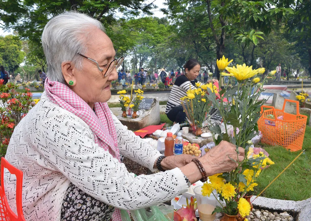 Lãnh đạo TPHCM viếng và dâng hương tưởng niệm các Anh hùng liệt sĩ ảnh 2 Lãnh đạo TPHCM viếng và dâng hương tưởng niệm các Anh hùng liệt sĩ ảnh 2