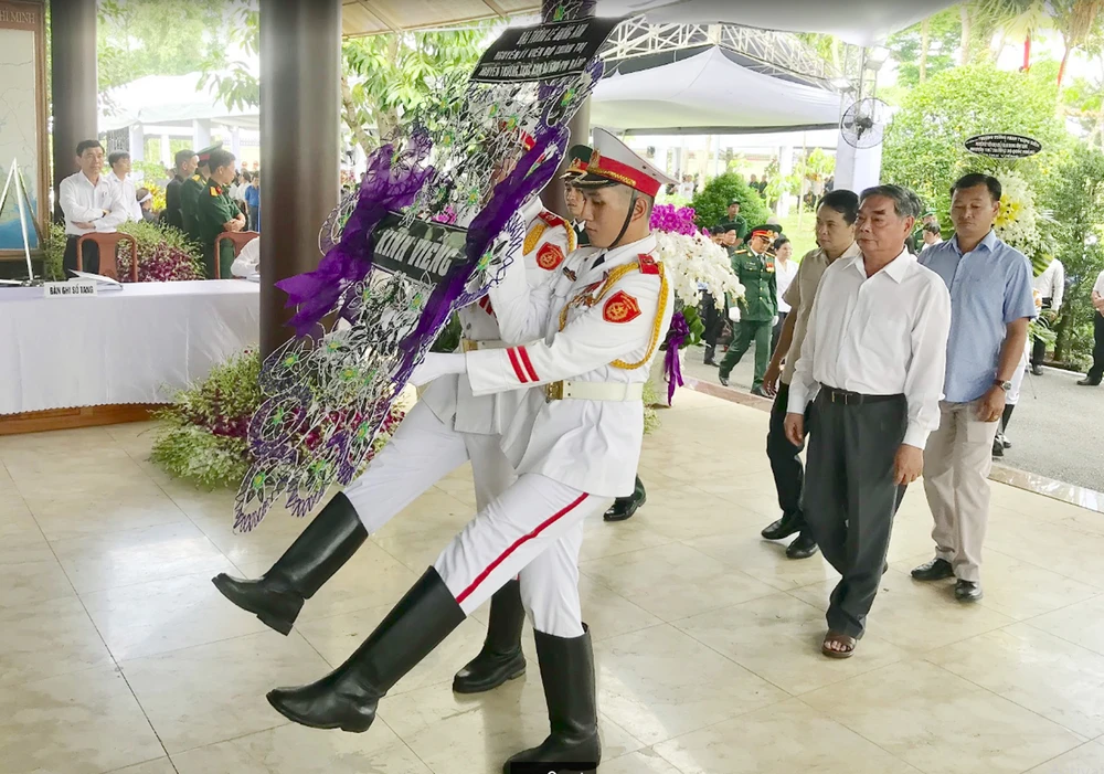 Nhiều gia đình trong cả nước đến viếng bác Sáu Khải tại tư gia ảnh 1 Nhiều gia đình trong cả nước đến viếng bác Sáu Khải tại tư gia ảnh 1