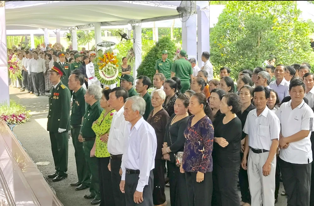 Nhiều gia đình trong cả nước đến viếng bác Sáu Khải tại tư gia ảnh 3 Nhiều gia đình trong cả nước đến viếng bác Sáu Khải tại tư gia ảnh 3