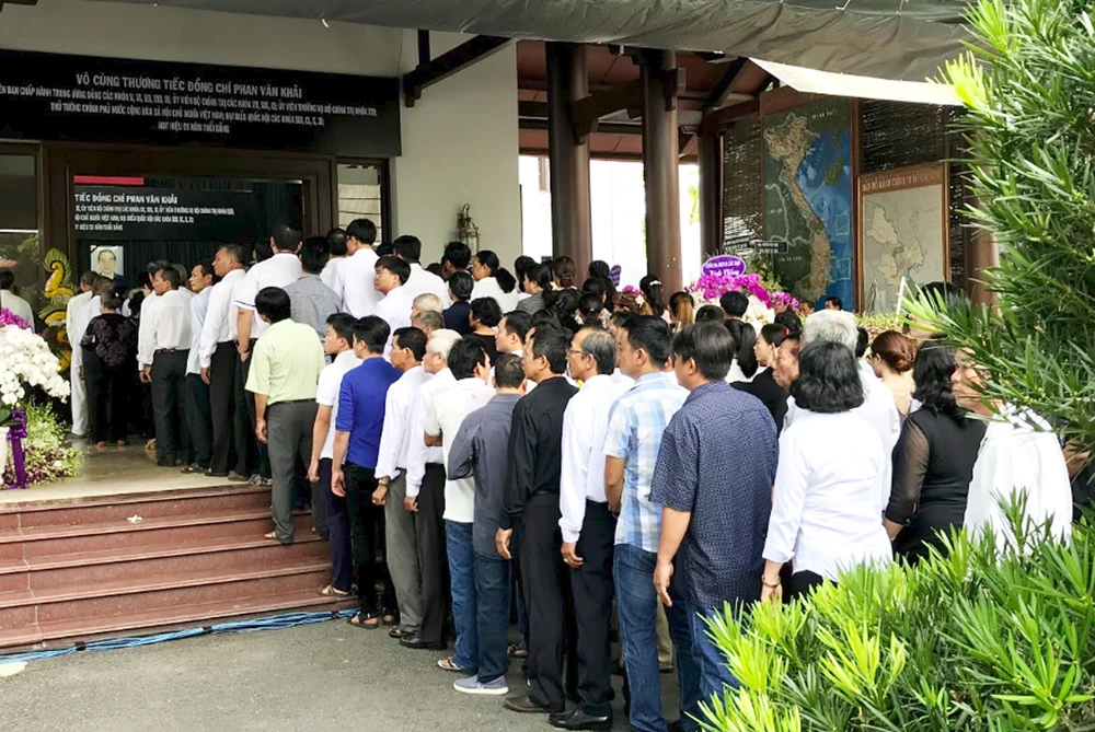 Nhiều gia đình trong cả nước đến viếng bác Sáu Khải tại tư gia ảnh 5 Nhiều gia đình trong cả nước đến viếng bác Sáu Khải tại tư gia ảnh 5
