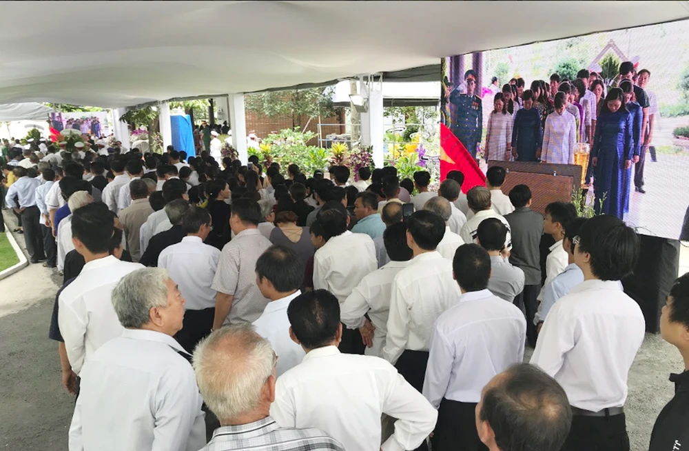 Nhiều gia đình trong cả nước đến viếng bác Sáu Khải tại tư gia ảnh 4 Nhiều gia đình trong cả nước đến viếng bác Sáu Khải tại tư gia ảnh 4