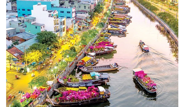 Chợ hoa xuân trên bến Bình Đông, quận 8, TPHCM. Ảnh: MAI NGUYỄN - NAM HUÊ