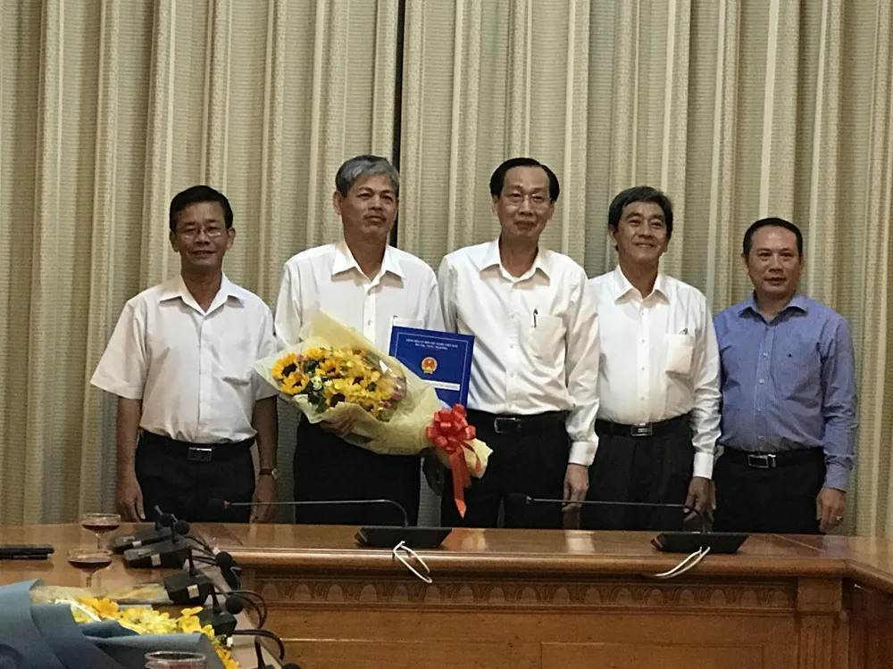 Phó Chủ tịch Thường trực UBND TPHCM Lê Thanh Liêm trao quyết định cán bộ ảnh 1