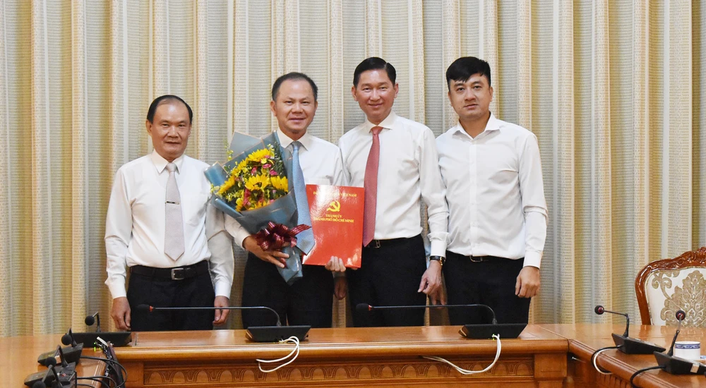 Đồng chí Trần Vĩnh Tuyến, Ủy viên Ban Thường vụ Thành ủy, Phó Chủ tịch UBND TPHCM trao quyết định công nhận đồng chí Đinh Ngọc Thắng, Phó Bí thư Đảng ủy, Cục trưởng Cục Hải quan TPHCM, giữ chức Bí thư Đảng ủy Cục Hải quan TPHCM