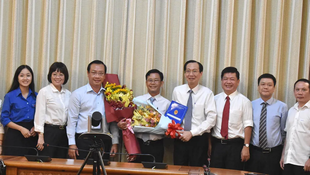 Chủ tịch UBND quận 8 Trần Quang Thảo nhận nhiệm vụ mới ảnh 2 Chủ tịch UBND quận 8 Trần Quang Thảo nhận nhiệm vụ mới ảnh 2