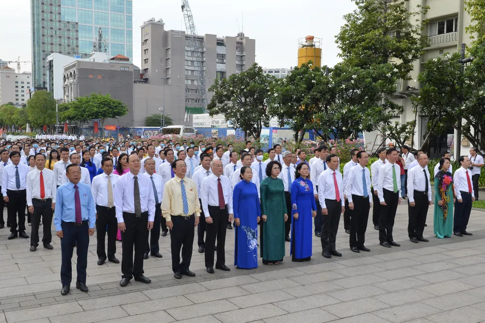 TPHCM tổ chức lễ chào cờ trước Tượng đài Chủ tịch Hồ Chí Minh ảnh 1 TPHCM tổ chức lễ chào cờ trước Tượng đài Chủ tịch Hồ Chí Minh ảnh 1
