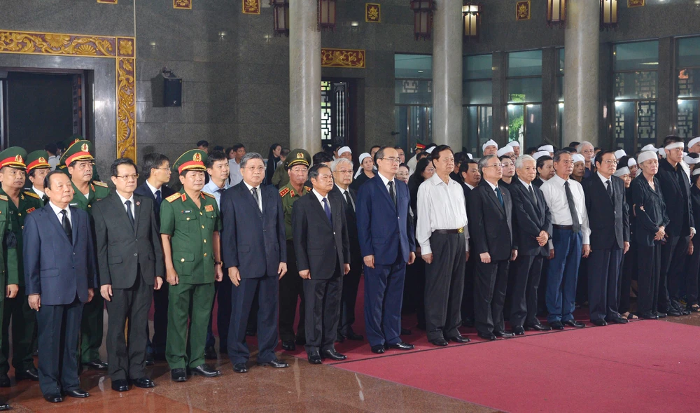 Các đồng chí lãnh đạo Đảng, Nhà nước, TPHCM viếng đồng chí Trần Quốc Hương. Ảnh: VIỆT DŨNG