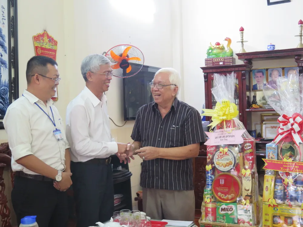 Phó Chủ tịch UBND TPHCM Võ Văn Hoan thăm, tặng quà các gia đình chính sách ảnh 2 Phó Chủ tịch UBND TPHCM Võ Văn Hoan thăm, tặng quà các gia đình chính sách ảnh 2