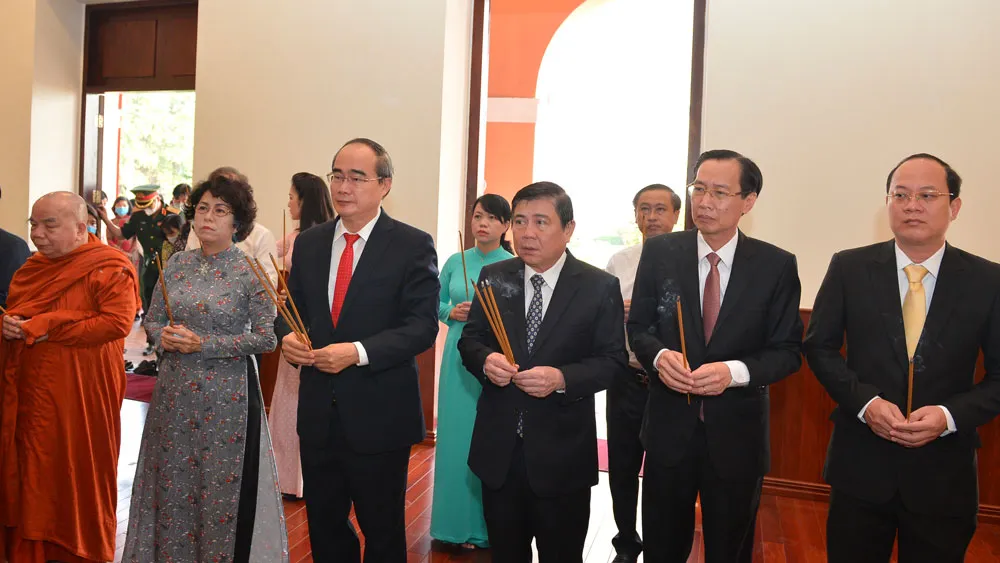 Lãnh đạo TPHCM dâng hương tưởng niệm Chủ tịch Hồ Chí Minh, Chủ tịch Tôn Đức Thắng ảnh 1