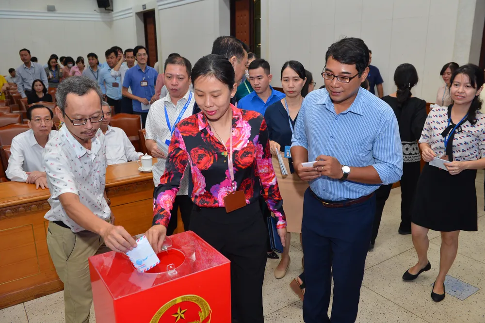 Lãnh đạo HĐND, UBND TPHCM quyên góp ủng hộ đồng bào miền Trung ảnh 2 Lãnh đạo HĐND, UBND TPHCM quyên góp ủng hộ đồng bào miền Trung ảnh 2