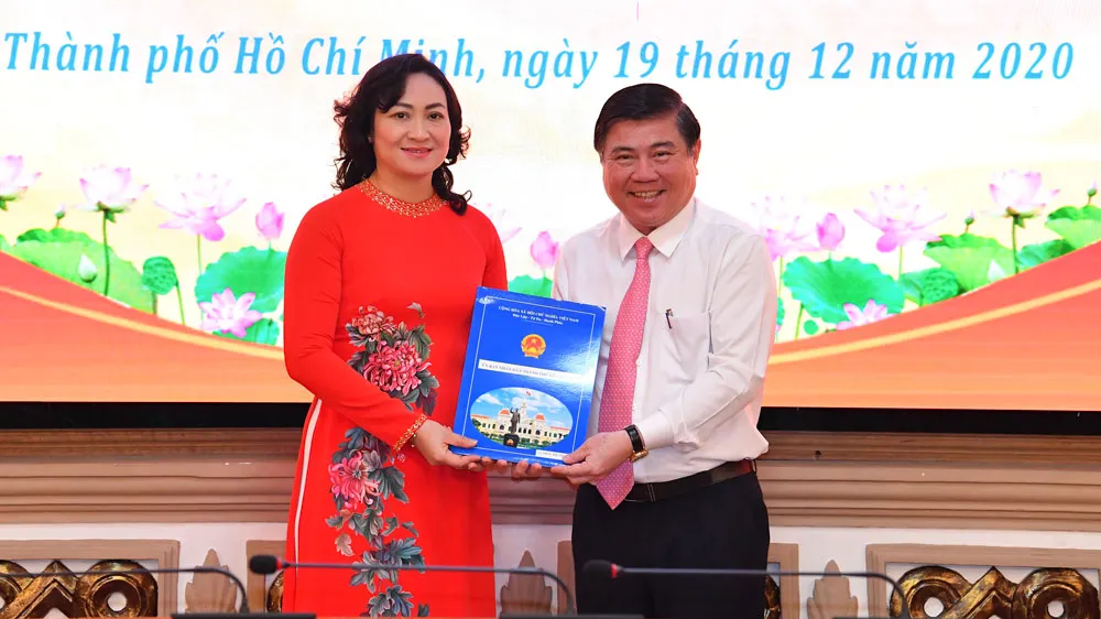 Đồng chí Phan Thị Thắng và Lê Hòa Bình nhận quyết định phê chuẩn chức vụ Phó Chủ tịch UBND TPHCM ảnh 1 Đồng chí Phan Thị Thắng và Lê Hòa Bình nhận quyết định phê chuẩn chức vụ Phó Chủ tịch UBND TPHCM ảnh 1