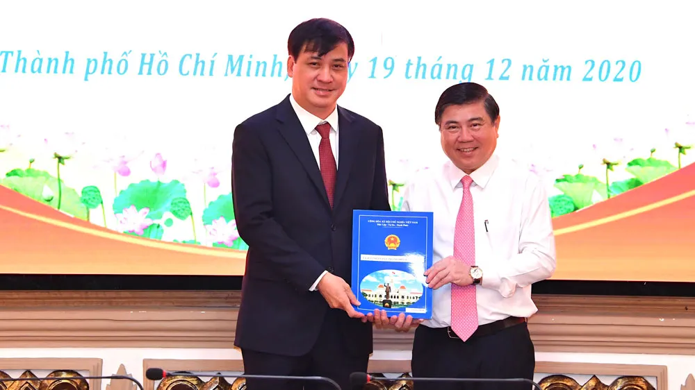 Đồng chí Phan Thị Thắng và Lê Hòa Bình nhận quyết định phê chuẩn chức vụ Phó Chủ tịch UBND TPHCM ảnh 2 Đồng chí Phan Thị Thắng và Lê Hòa Bình nhận quyết định phê chuẩn chức vụ Phó Chủ tịch UBND TPHCM ảnh 2