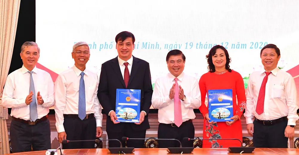 Đồng chí Phan Thị Thắng và Lê Hòa Bình nhận quyết định phê chuẩn chức vụ Phó Chủ tịch UBND TPHCM ảnh 3 Đồng chí Phan Thị Thắng và Lê Hòa Bình nhận quyết định phê chuẩn chức vụ Phó Chủ tịch UBND TPHCM ảnh 3