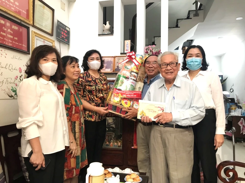 Phó Chủ tịch UBND TPHCM Phan Thị Thắng thăm, chúc tết các hộ dân ảnh 2 Phó Chủ tịch UBND TPHCM Phan Thị Thắng thăm, chúc tết các hộ dân ảnh 2