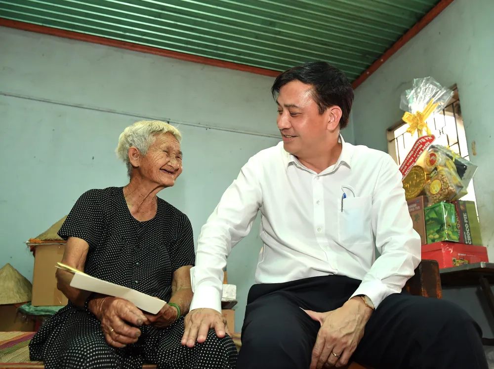 Phó Chủ tịch UBND TPHCM Lê Hòa Bình thăm, chúc tết người dân có hoàn cảnh khó khăn tại huyện Củ Chi ảnh 2 Phó Chủ tịch UBND TPHCM Lê Hòa Bình thăm, chúc tết người dân có hoàn cảnh khó khăn tại huyện Củ Chi ảnh 2