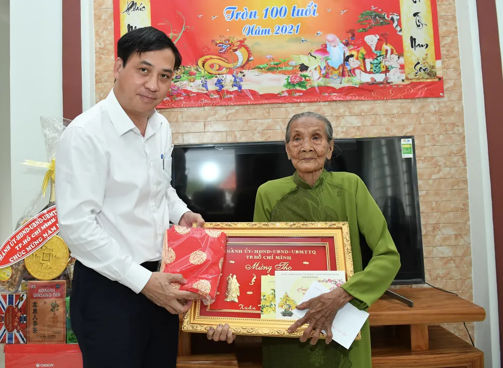 Phó Chủ tịch UBND TPHCM Lê Hòa Bình thăm, chúc tết người dân có hoàn cảnh khó khăn tại huyện Củ Chi ảnh 3 Phó Chủ tịch UBND TPHCM Lê Hòa Bình thăm, chúc tết người dân có hoàn cảnh khó khăn tại huyện Củ Chi ảnh 3