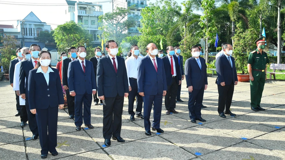 Chủ tịch nước Nguyễn Xuân Phúc cùng các đồng chí lãnh đạo TPHCM dâng hương, dâng hoa tại di tích Nhà thương Giếng Nước. Ảnh: VIỆT DŨNG