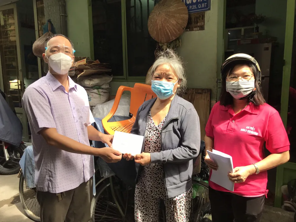 TPHCM hỗ trợ 900 tỷ đồng (đợt 2) cho lao động tự do và hộ nghèo ở trọ ngay trước ngày 10-8 ảnh 1 TPHCM hỗ trợ 900 tỷ đồng (đợt 2) cho lao động tự do và hộ nghèo ở trọ ngay trước ngày 10-8 ảnh 1