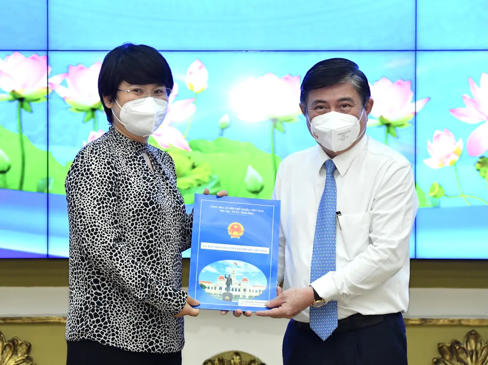 Chủ tịch UBND TPHCM Nguyễn Thành Phong bổ nhiệm Chủ tịch UBND quận 5, quận 12 ảnh 1