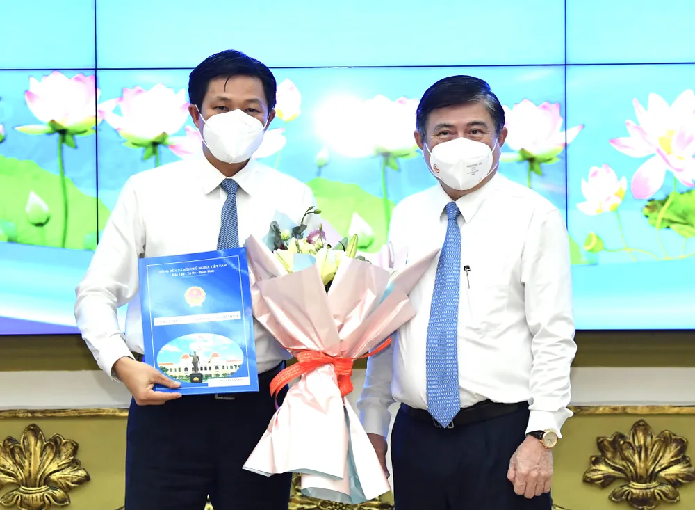 Chủ tịch UBND TPHCM Nguyễn Thành Phong bổ nhiệm Chủ tịch UBND quận 5, quận 12 ảnh 2