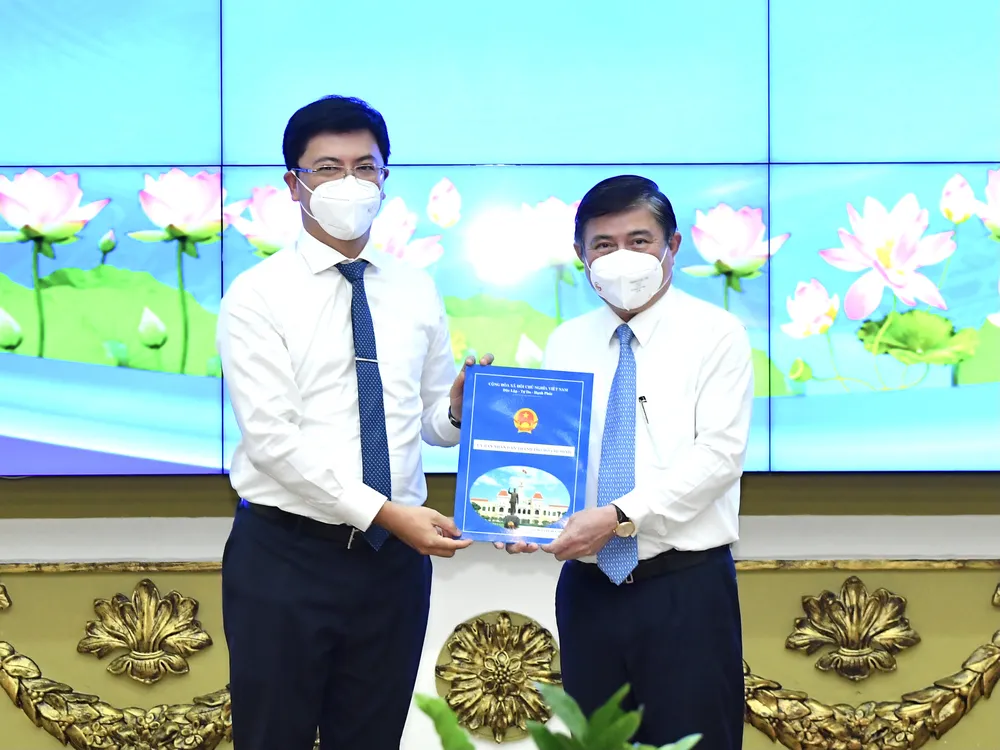 Chủ tịch UBND TPHCM Nguyễn Thành Phong bổ nhiệm Chủ tịch UBND quận 5, quận 12 ảnh 3