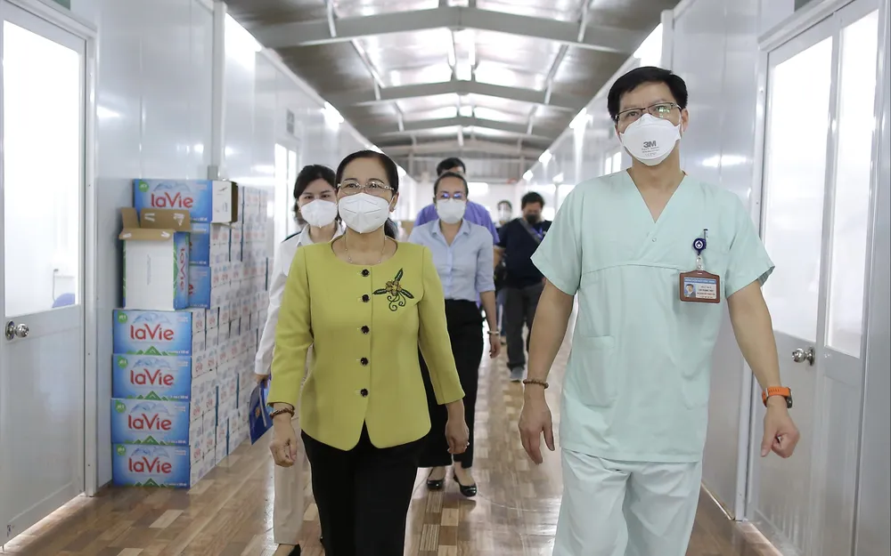 Chủ tịch HĐND TPHCM Nguyễn Thị Lệ: Không bao giờ quên những đóng góp to lớn của các y bác sĩ ảnh 6 Chủ tịch HĐND TPHCM Nguyễn Thị Lệ: Không bao giờ quên những đóng góp to lớn của các y bác sĩ ảnh 6