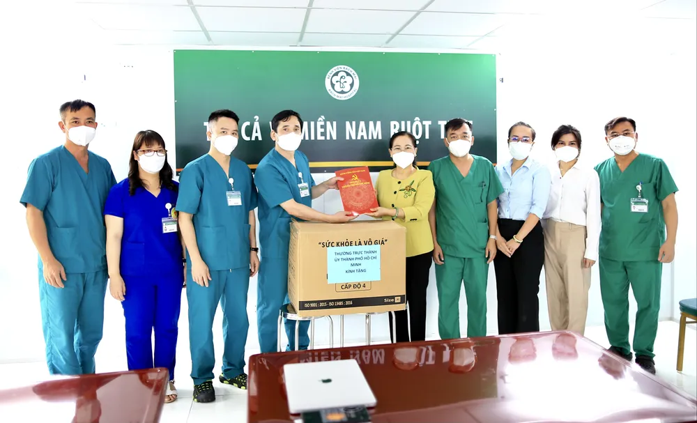 Chủ tịch HĐND TPHCM Nguyễn Thị Lệ: Không bao giờ quên những đóng góp to lớn của các y bác sĩ ảnh 2 Chủ tịch HĐND TPHCM Nguyễn Thị Lệ: Không bao giờ quên những đóng góp to lớn của các y bác sĩ ảnh 2