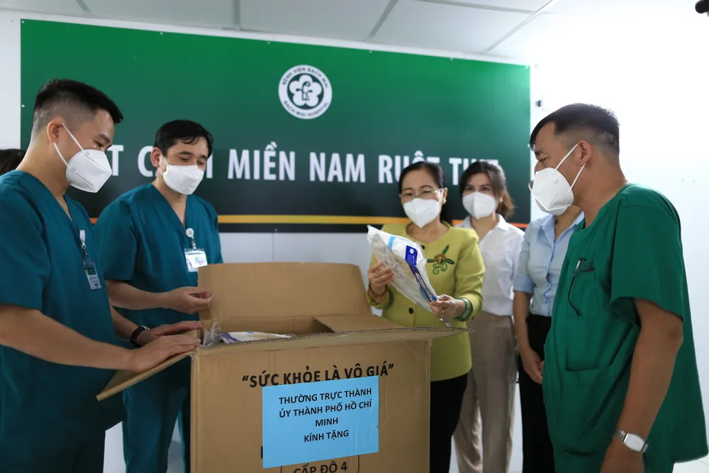 Chủ tịch HĐND TPHCM Nguyễn Thị Lệ: Không bao giờ quên những đóng góp to lớn của các y bác sĩ ảnh 4 Chủ tịch HĐND TPHCM Nguyễn Thị Lệ: Không bao giờ quên những đóng góp to lớn của các y bác sĩ ảnh 4