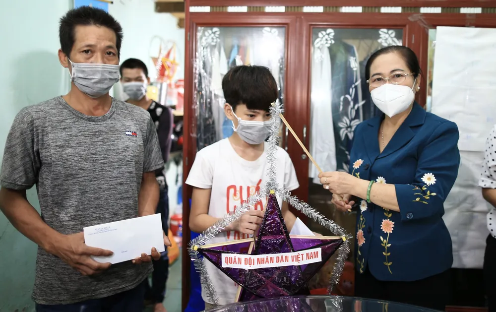 Chủ tịch HĐND TPHCM Nguyễn Thị Lệ thăm, động viên trẻ em mồ côi vì Covid-19 ảnh 1
