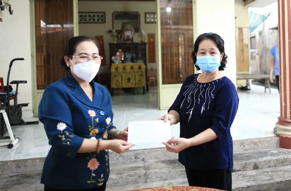 Chủ tịch HĐND TPHCM Nguyễn Thị Lệ thăm, động viên trẻ em mồ côi vì Covid-19 ảnh 5