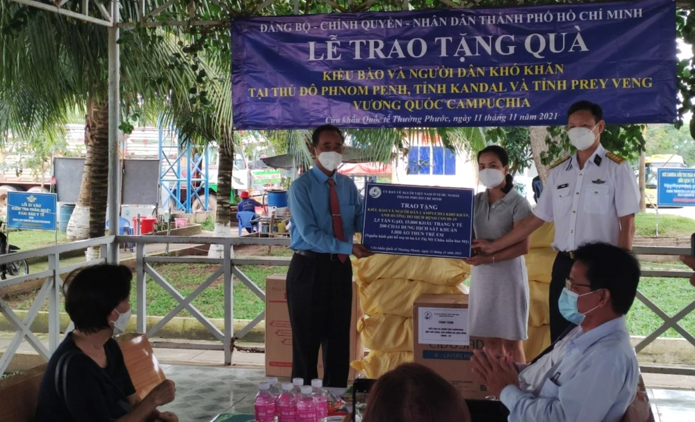 TPHCM trao 1,5 tỷ đồng hỗ trợ kiều bào và người dân Campuchia bị ảnh hưởng bởi dịch Covid-19 ảnh 3 TPHCM trao 1,5 tỷ đồng hỗ trợ kiều bào và người dân Campuchia bị ảnh hưởng bởi dịch Covid-19 ảnh 3