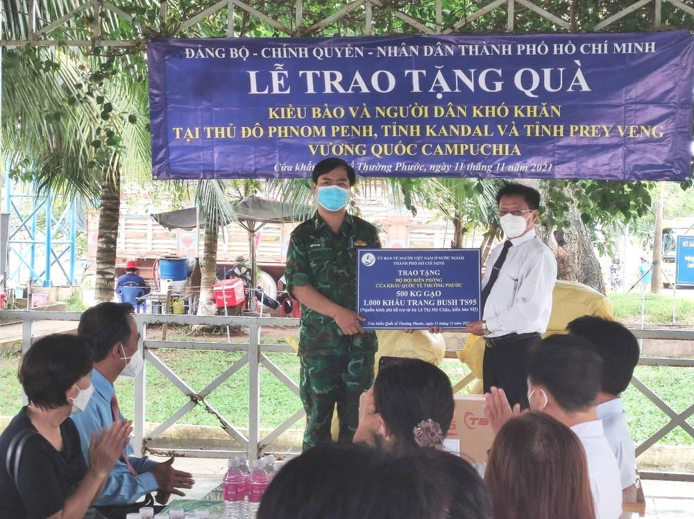 TPHCM trao 1,5 tỷ đồng hỗ trợ kiều bào và người dân Campuchia bị ảnh hưởng bởi dịch Covid-19 ảnh 4 TPHCM trao 1,5 tỷ đồng hỗ trợ kiều bào và người dân Campuchia bị ảnh hưởng bởi dịch Covid-19 ảnh 4