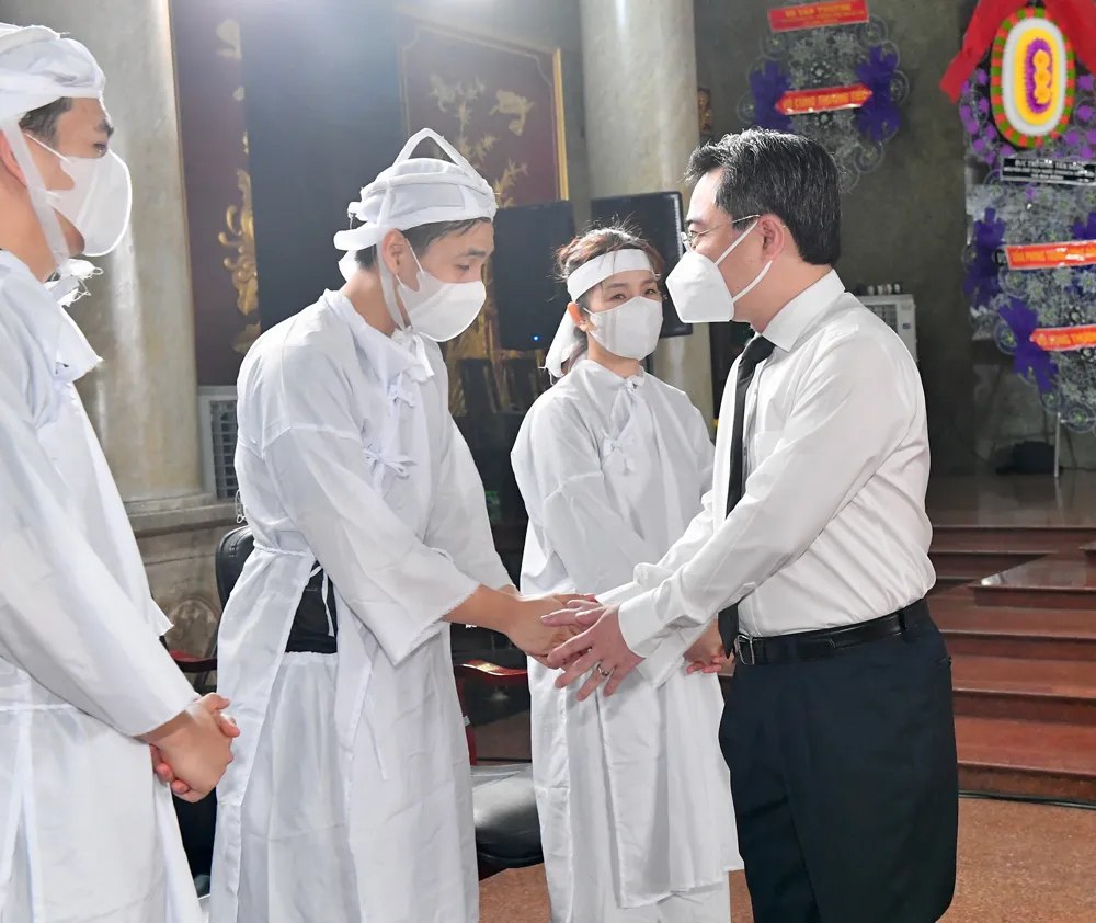 Lễ tang đồng chí Lê Hòa Bình: Lời chúc sinh nhật cũng là lời tiễn biệt ảnh 4 Lễ tang đồng chí Lê Hòa Bình: Lời chúc sinh nhật cũng là lời tiễn biệt ảnh 4