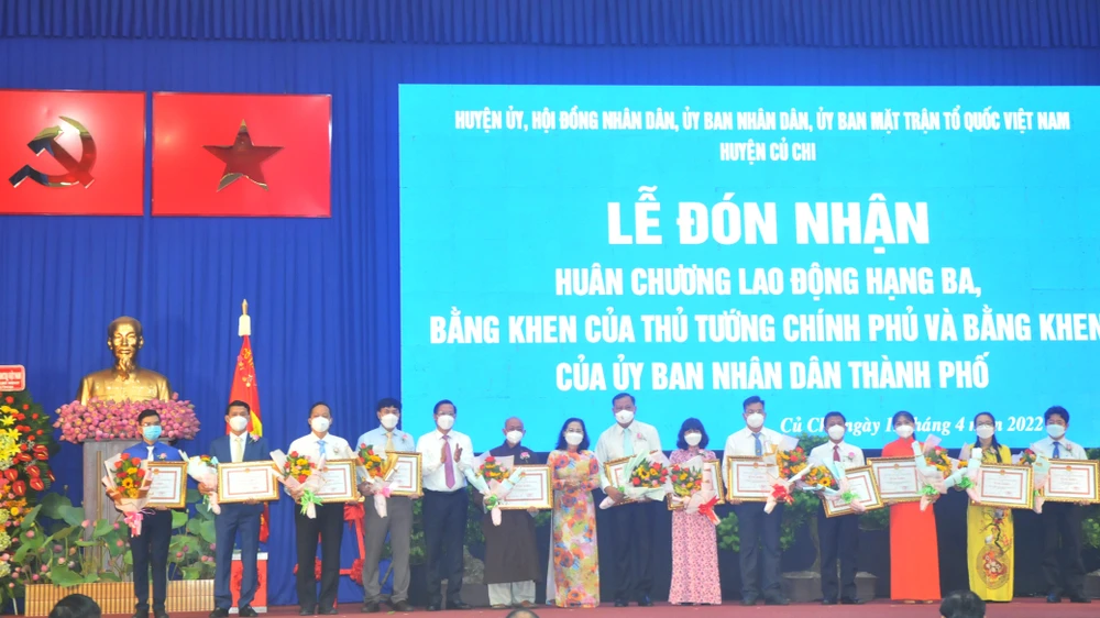 Chủ tịch nước Nguyễn Xuân Phúc trao Huân chương Lao động cho huyện Củ Chi ảnh 3 Chủ tịch nước Nguyễn Xuân Phúc trao Huân chương Lao động cho huyện Củ Chi ảnh 3