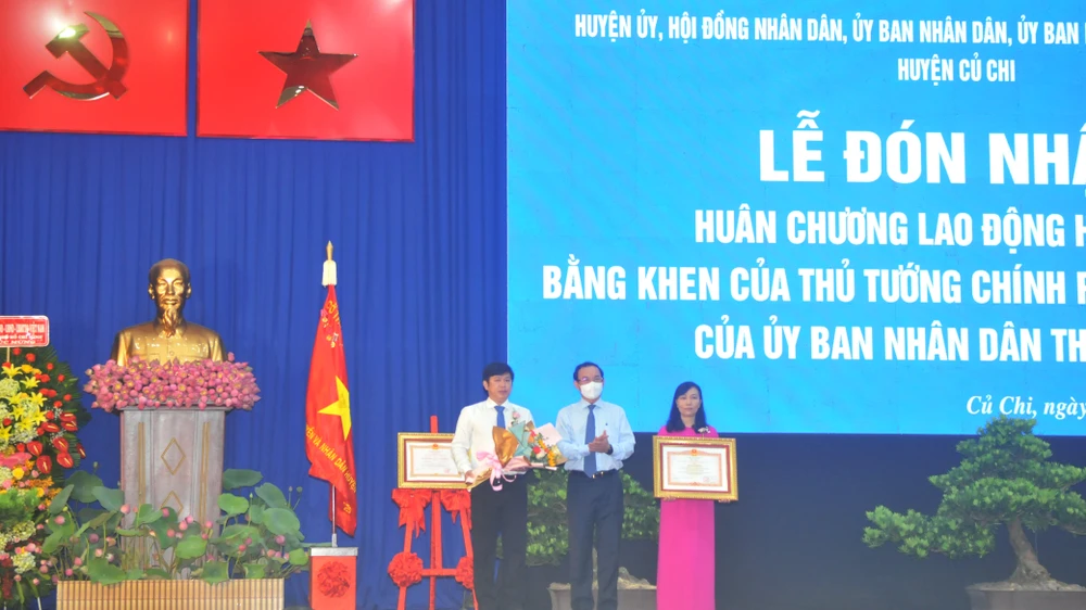 Chủ tịch nước Nguyễn Xuân Phúc trao Huân chương Lao động cho huyện Củ Chi ảnh 2 Chủ tịch nước Nguyễn Xuân Phúc trao Huân chương Lao động cho huyện Củ Chi ảnh 2