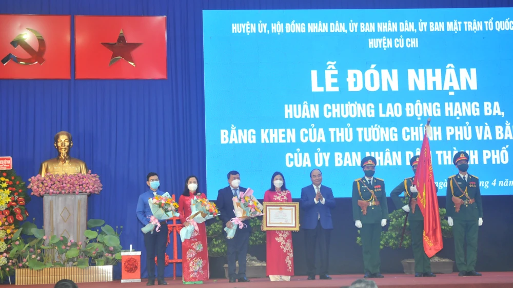 Chủ tịch nước Nguyễn Xuân Phúc trao Huân chương Lao động cho huyện Củ Chi ảnh 1 Chủ tịch nước Nguyễn Xuân Phúc trao Huân chương Lao động cho huyện Củ Chi ảnh 1