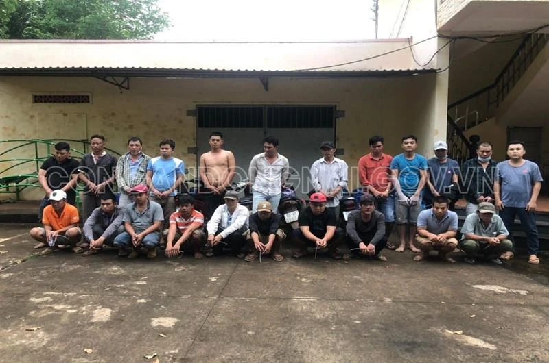 Các đối tượng trong trường gà đang bị tạm giữ. Ảnh: CAĐN