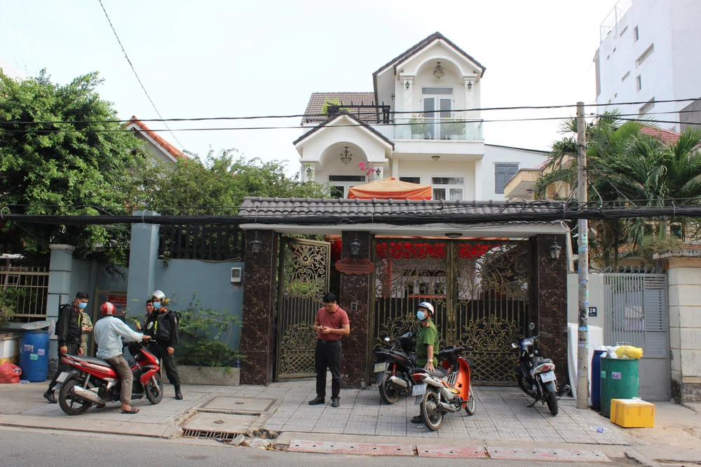Vụ buôn lậu xăng giả “khủng“: Khám xét 10 điểm kinh doanh xăng dầu tại Bình Dương, TPHCM bắt khẩn cấp vợ chồng chủ cây xăng ảnh 1 Vụ buôn lậu xăng giả “khủng“: Khám xét 10 điểm kinh doanh xăng dầu tại Bình Dương, TPHCM bắt khẩn cấp vợ chồng chủ cây xăng ảnh 1