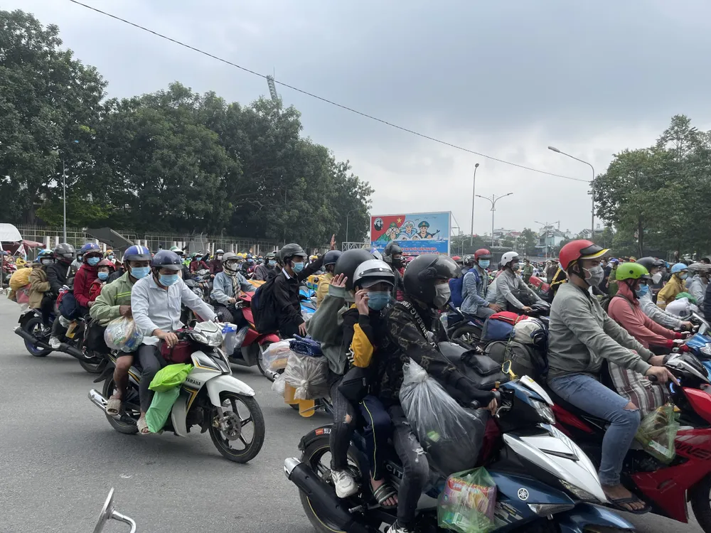 Đồng Nai: Hỗ trợ cho hơn 2.000 người dân về các tỉnh miền Trung ảnh 3