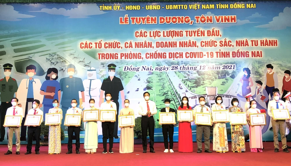 Các cá nhân, tập thể được tuyên dương tại buổi lễ