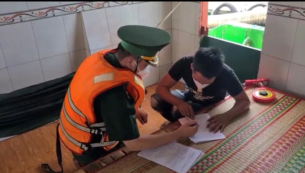 Bộ đội Biên phòng bắt giữ 4 sà lan vận chuyển trên 2.500 m³ cát trái phép ảnh 3 Bộ đội Biên phòng bắt giữ 4 sà lan vận chuyển trên 2.500 m³ cát trái phép ảnh 3