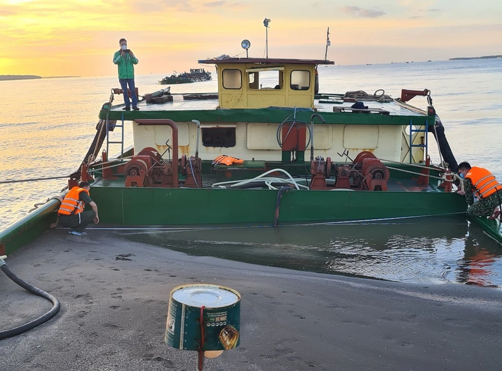 Lực lượng biên phòng đang tiến hành kiểm tra phương tiện chở cát trái phép.