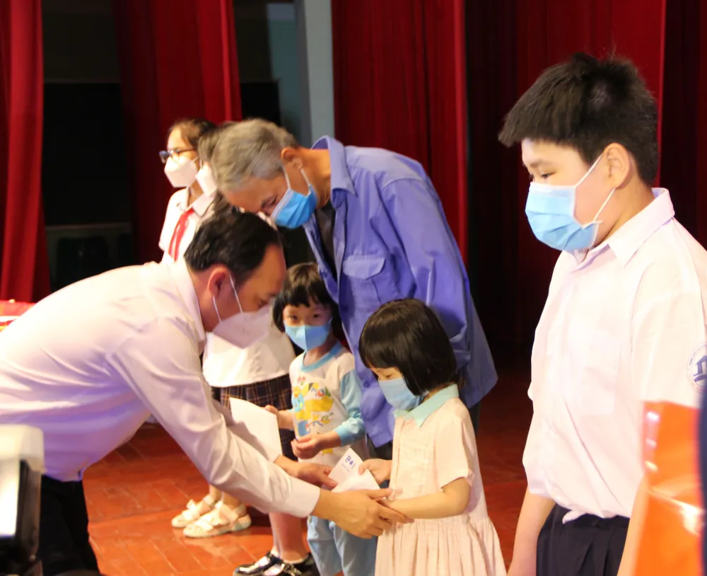 Trao 89 suất quà hỗ trợ trẻ mồ côi vì Covid-19 ảnh 1 Trao 89 suất quà hỗ trợ trẻ mồ côi vì Covid-19 ảnh 1